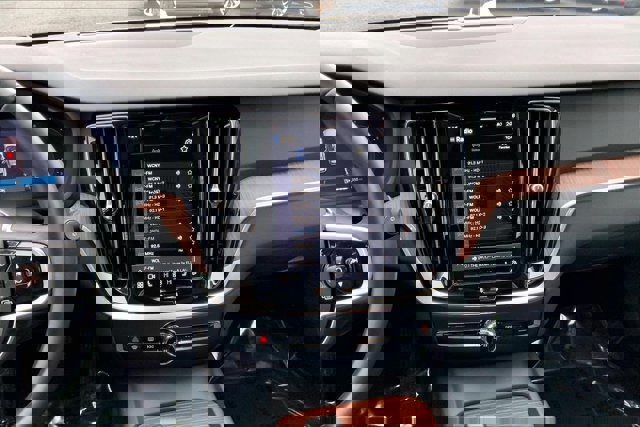 Used 2025 Volvo V60 B5 Cross Country Plus image 5