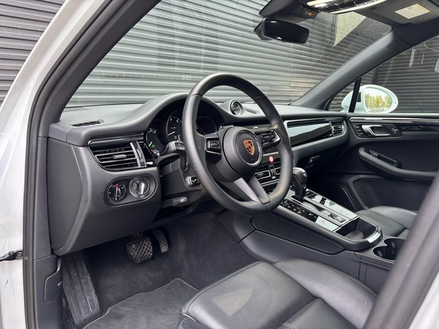 Certified 2025 Porsche Macan image 4
