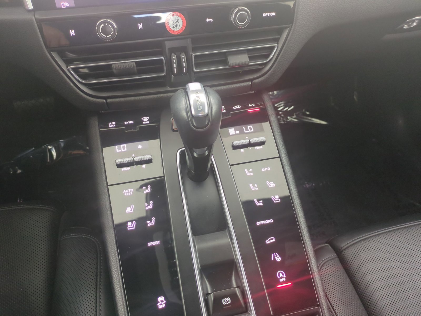 Certified 2023 Porsche Macan Turbo AWD/4WD image 13