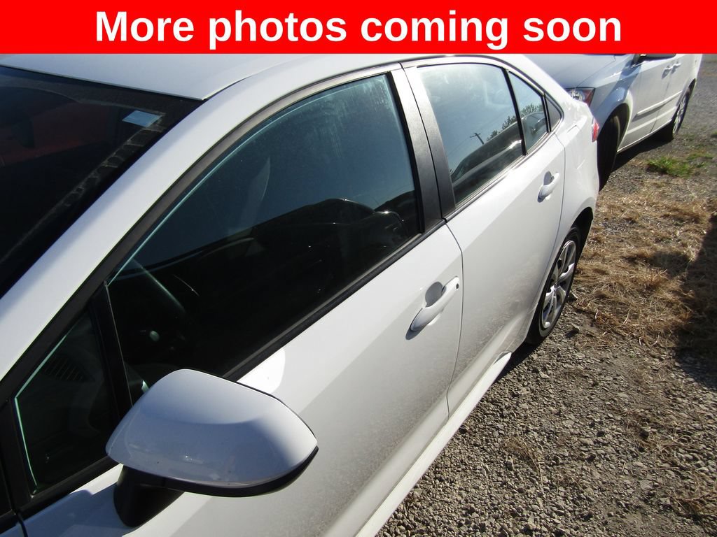 Used 2025 Toyota Corolla LE FWD image 2
