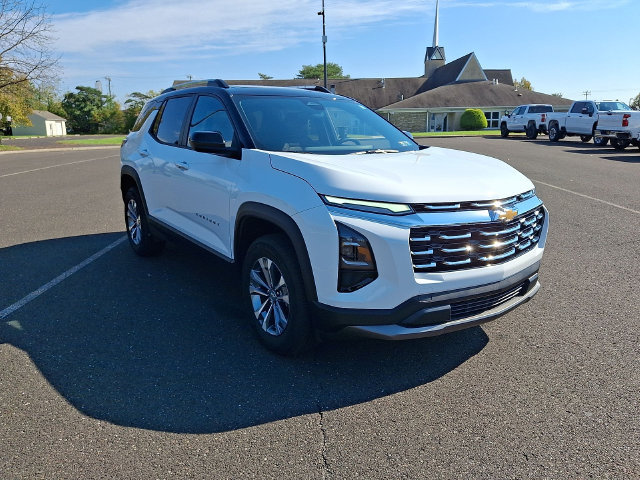 Used 2025 Chevrolet Equinox LT AWD/4WD image 2