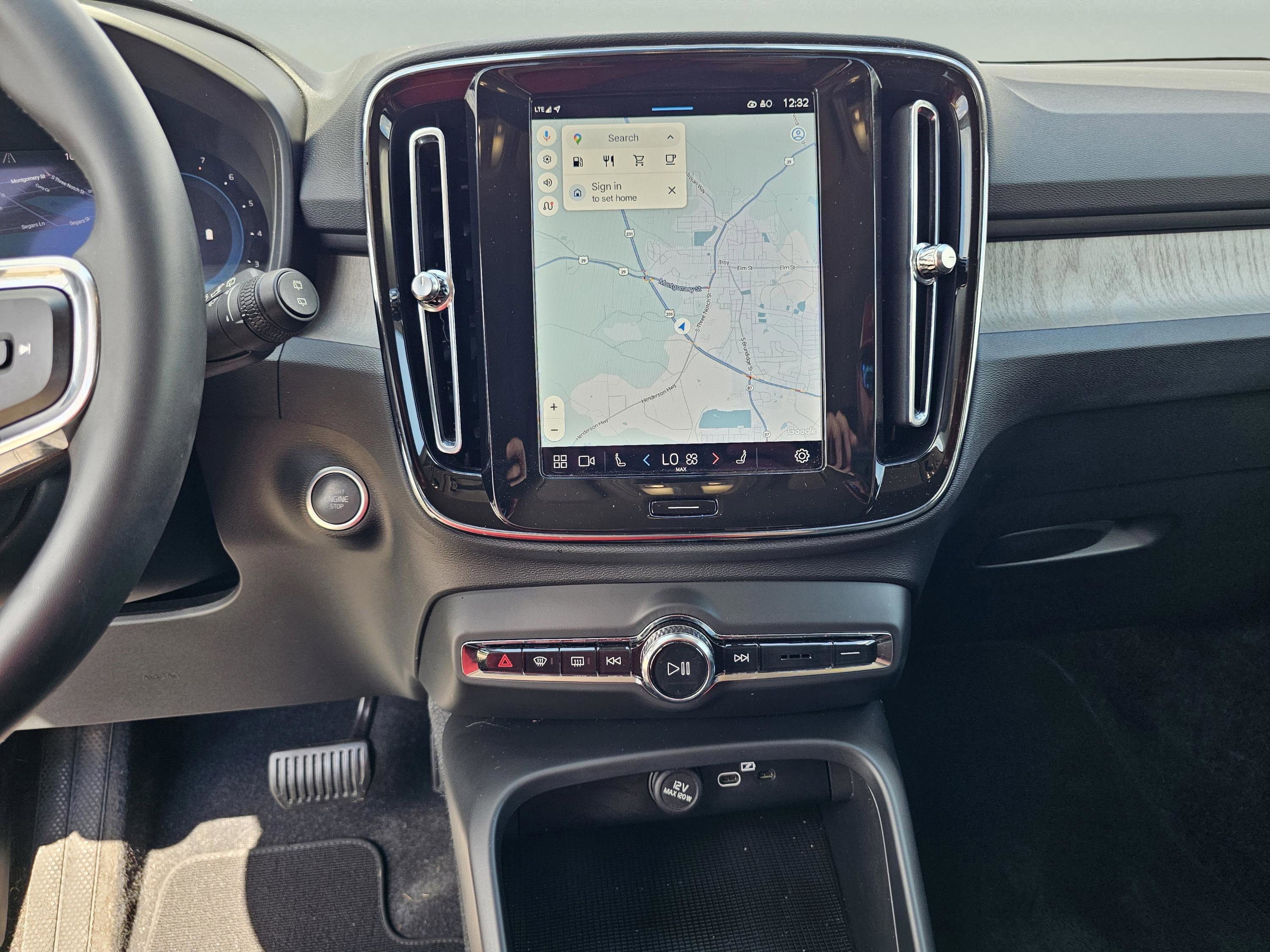 Used 2023 Volvo XC40 B5 Core image 23