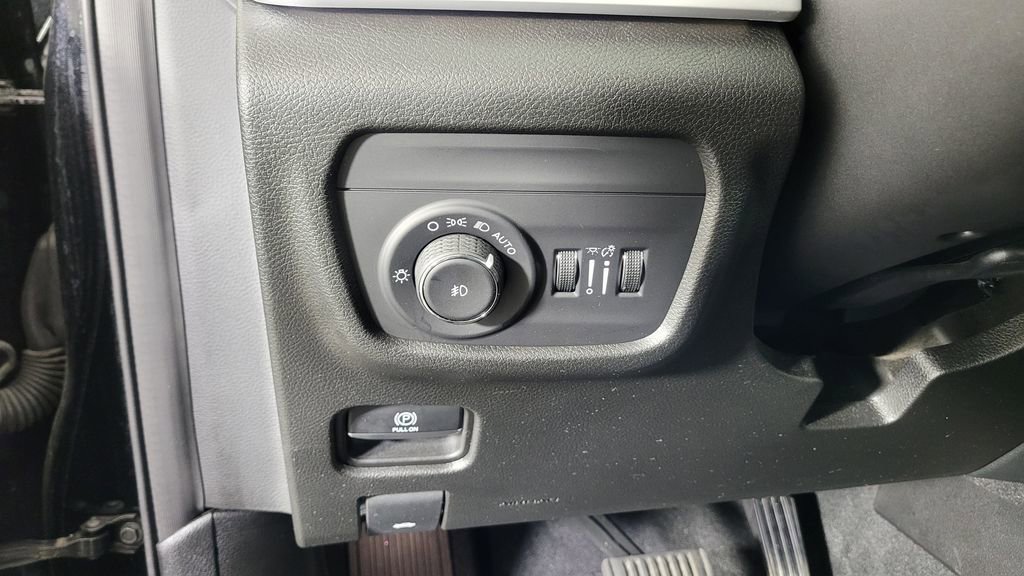 Used 2023 Jeep Grand Cherokee Limited w/ Black Appearance Package image 17