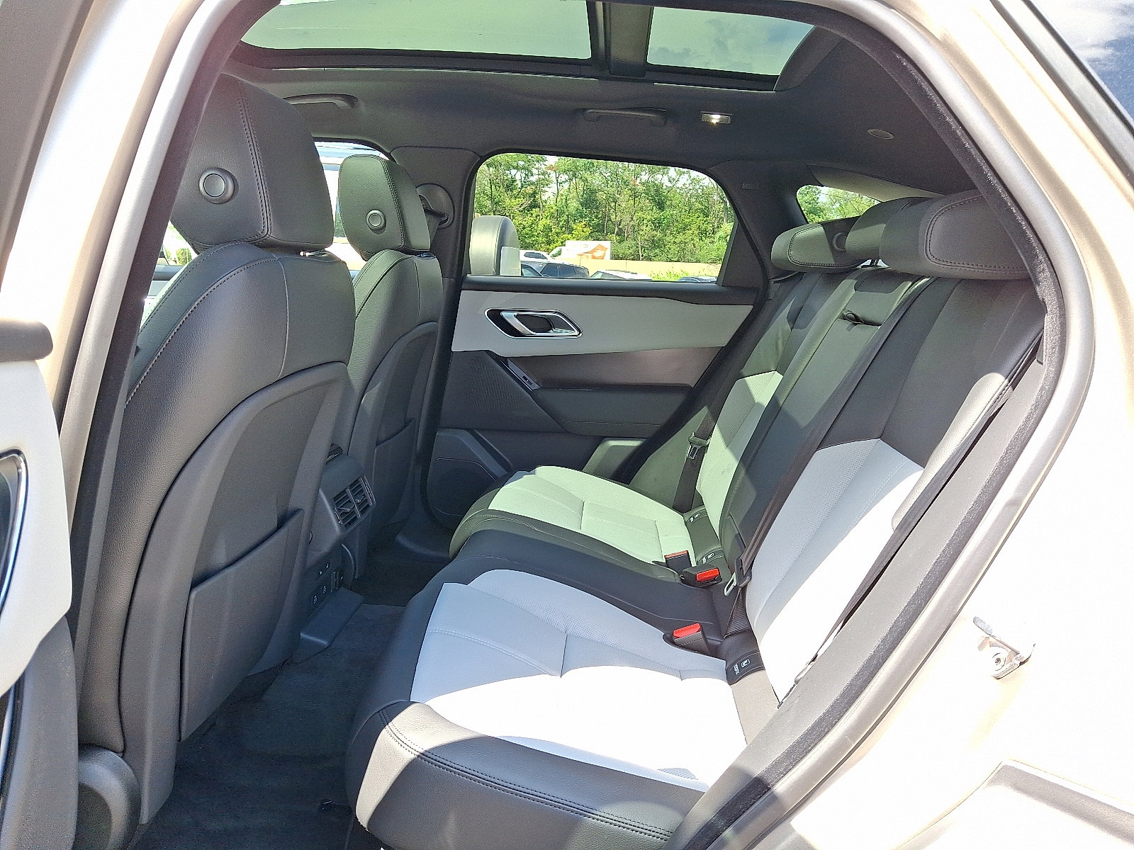 New 2026 Land Rover Range Rover Velar Dynamic SE image 5