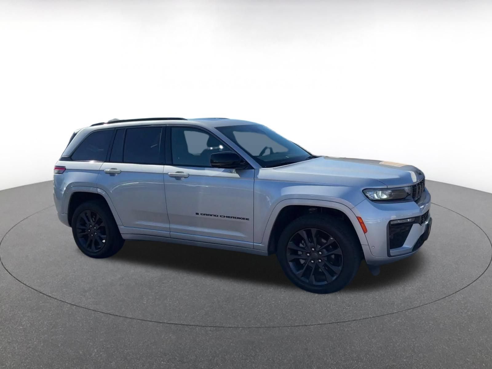 Used 2026 Jeep Grand Cherokee Limited AWD/4WD image 2