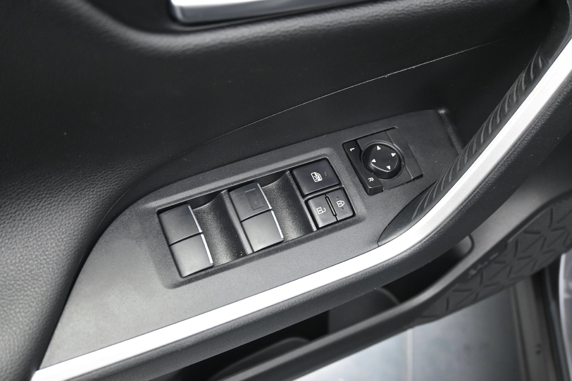 Used 2019 Toyota RAV4 Limited w/ Cold Weather Package AWD/4WD image 19