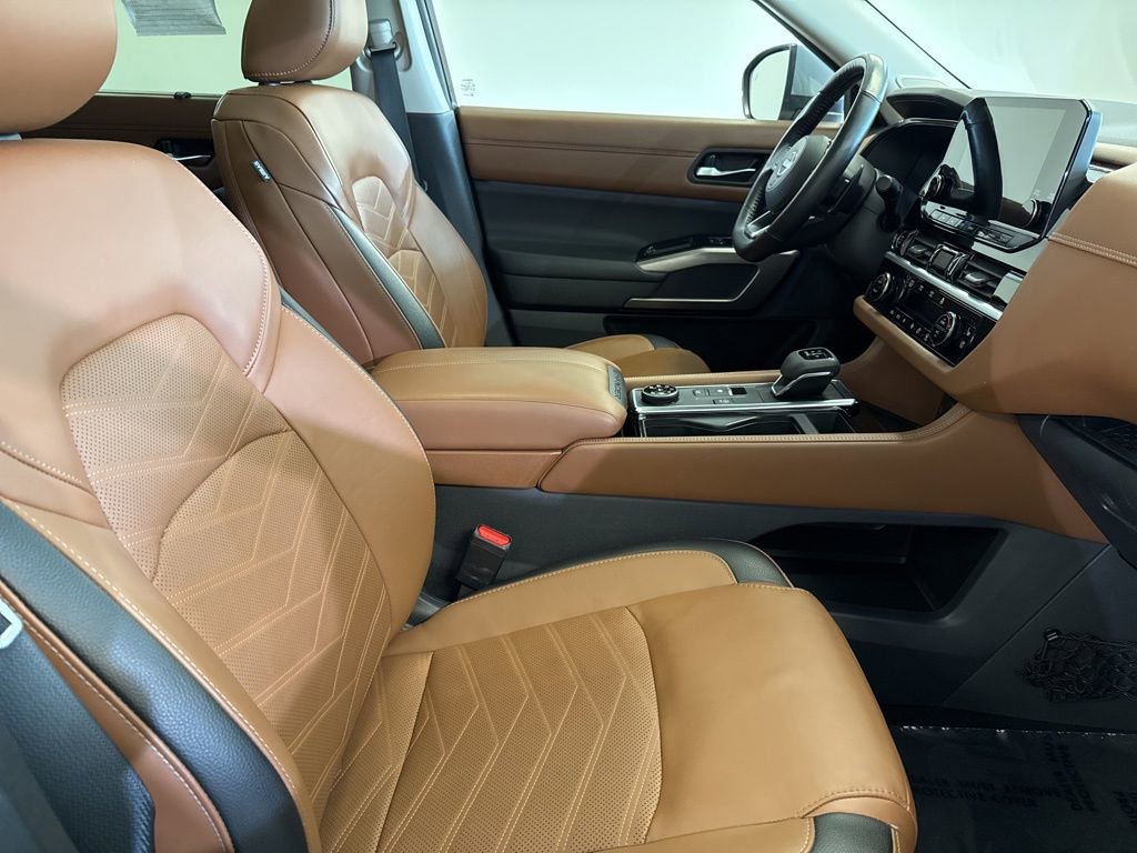 Used 2023 Nissan Pathfinder Platinum image 11