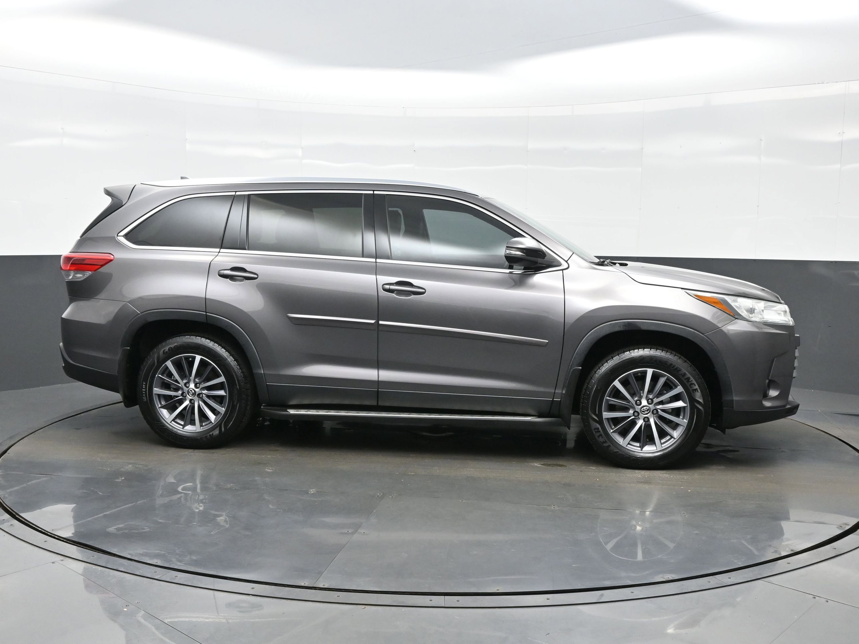 Used 2019 Toyota Highlander XLE AWD/4WD image 7