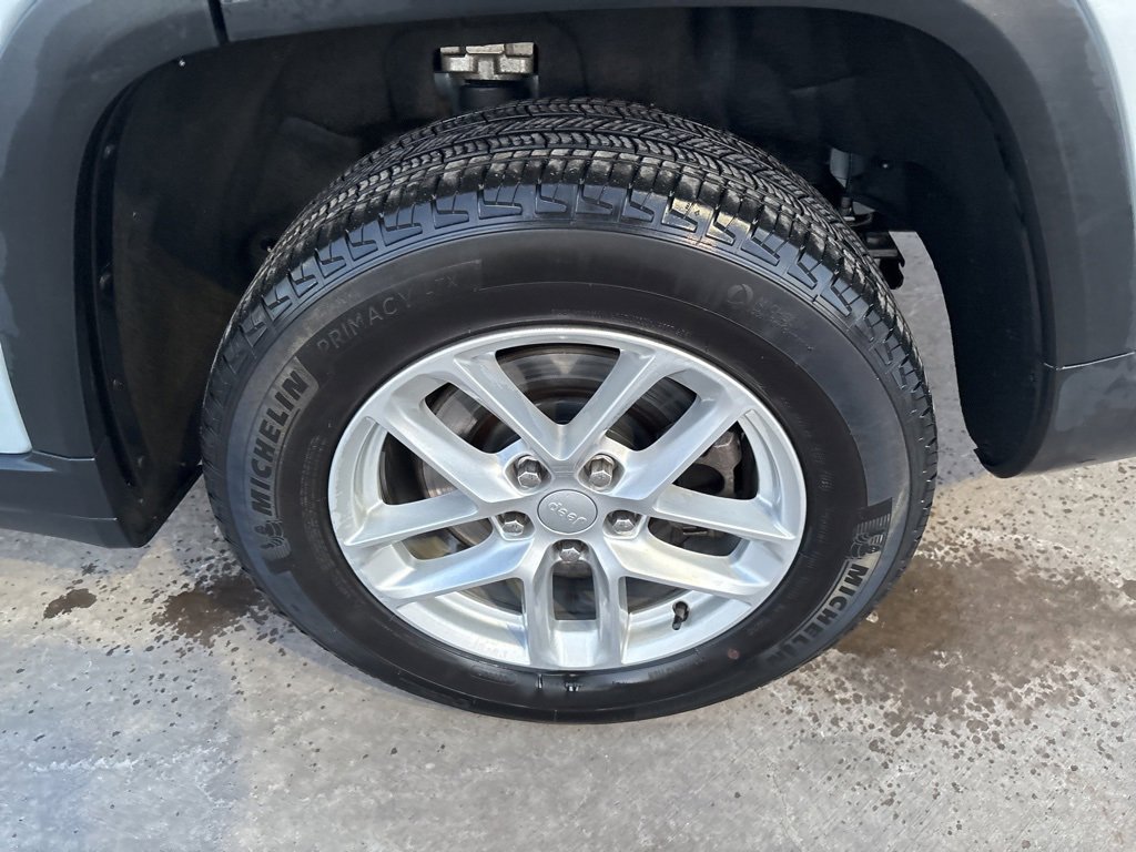 Used 2023 Jeep Grand Cherokee L Laredo image 13