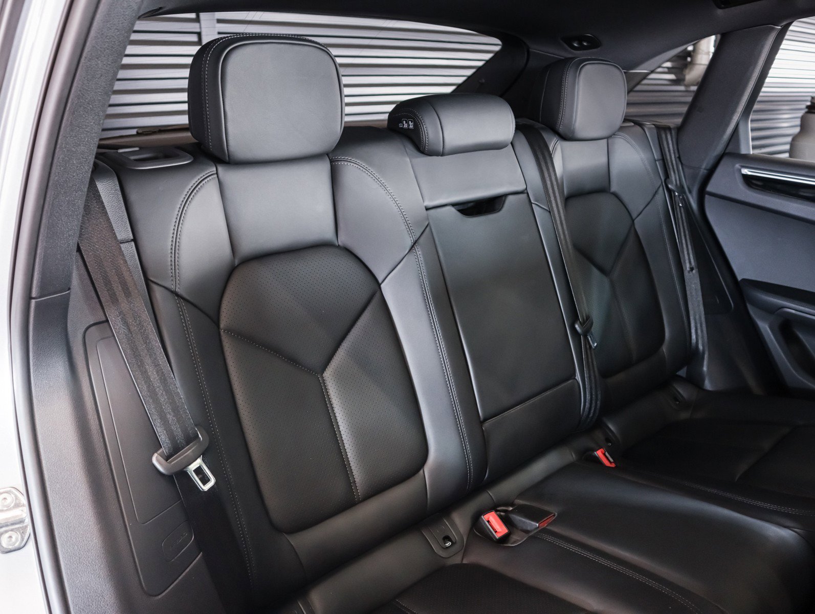Certified 2023 Porsche Macan AWD/4WD image 6