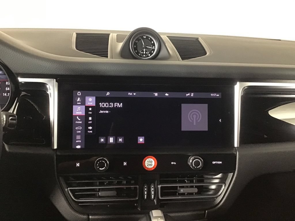 Certified 2024 Porsche Macan AWD/4WD image 35