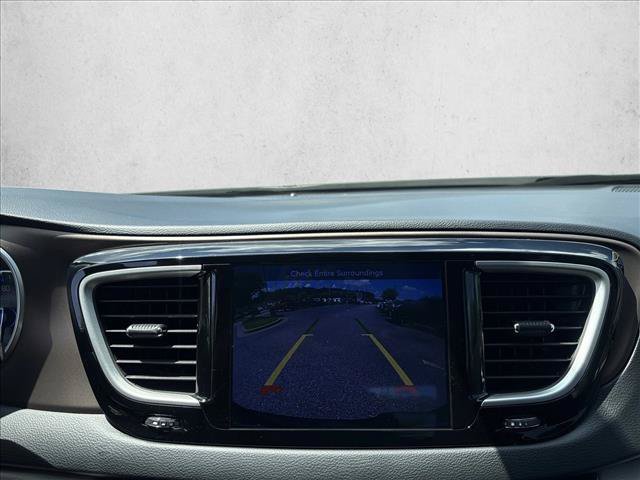 Used 2017 Chrysler Pacifica Touring w/ Tire & Wheel Group FWD image 14