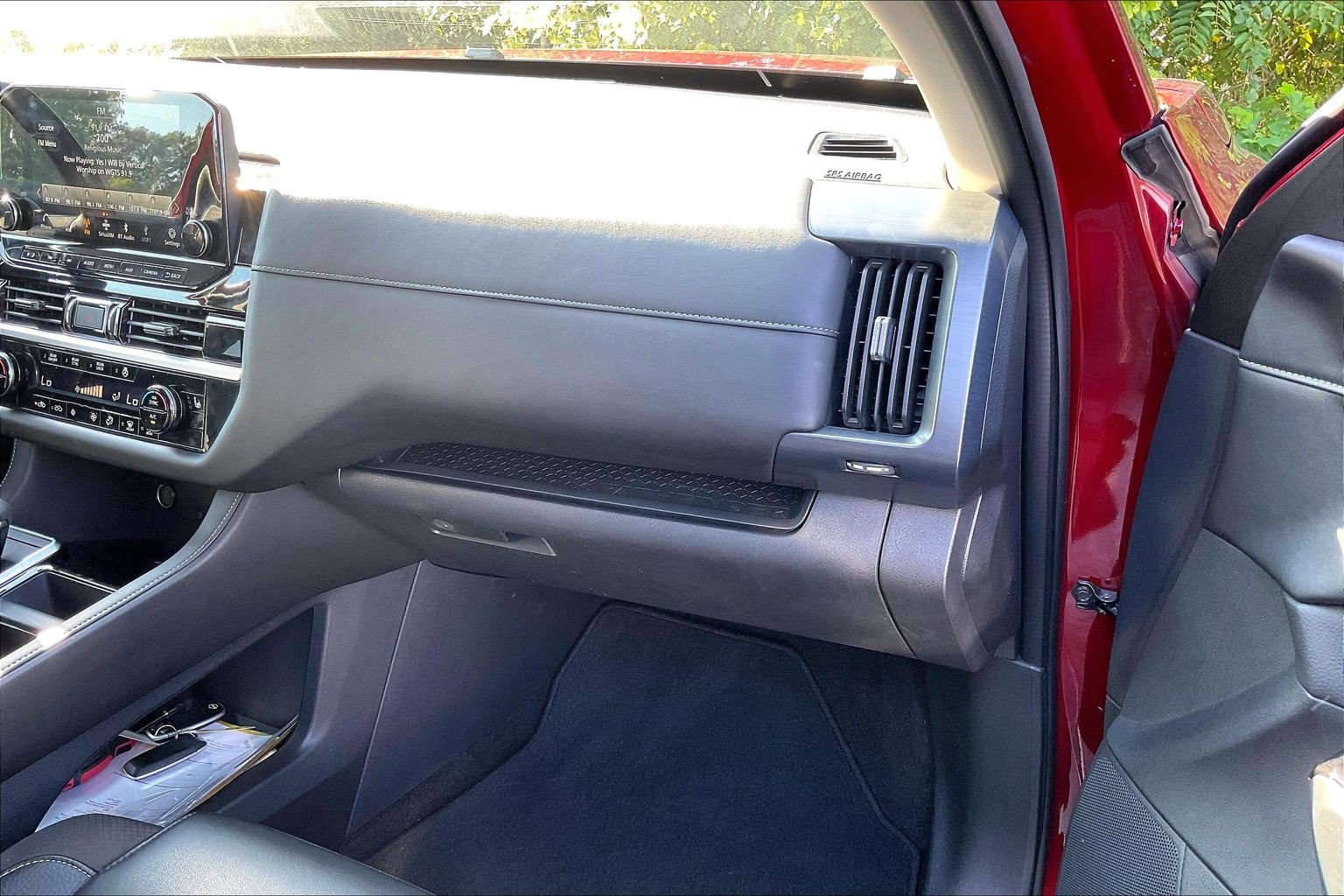 Used 2024 Nissan Pathfinder SL AWD/4WD image 16
