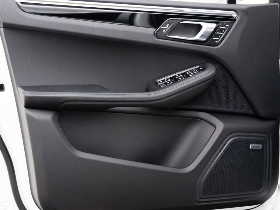 Certified 2025 Porsche Macan image 14