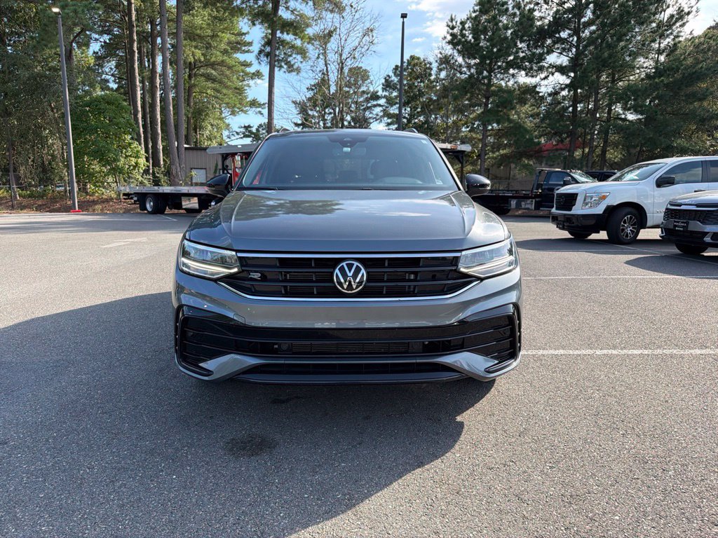 Used 2024 Volkswagen Tiguan SE R-Line AWD/4WD image 3
