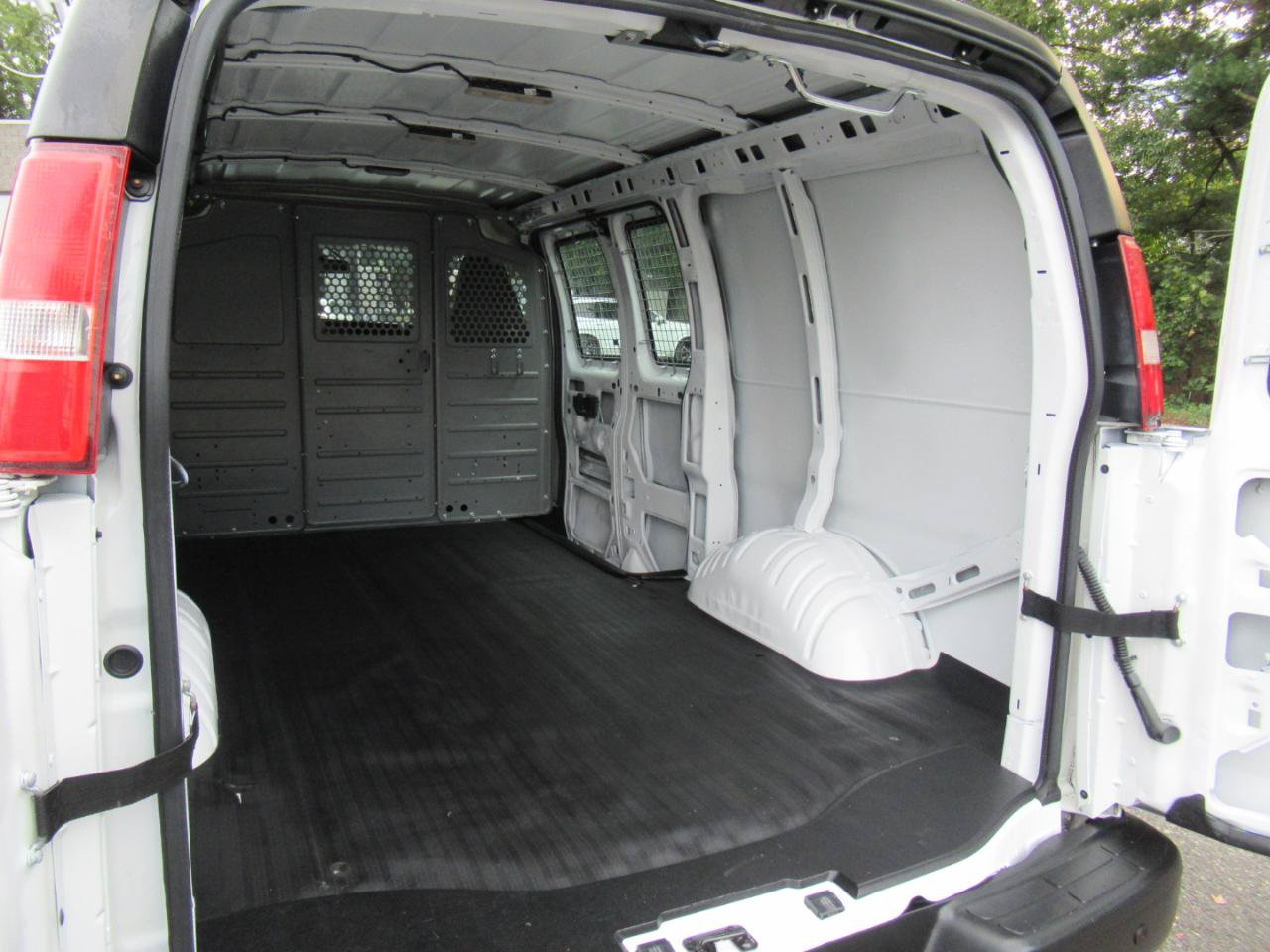 Used 2017 Chevrolet Express 2500 RWD image 16