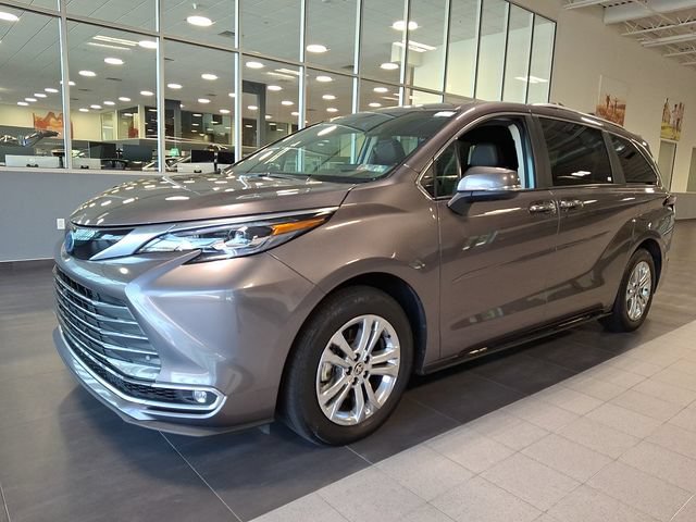 Used 2024 Toyota Sienna Platinum AWD/4WD image 3