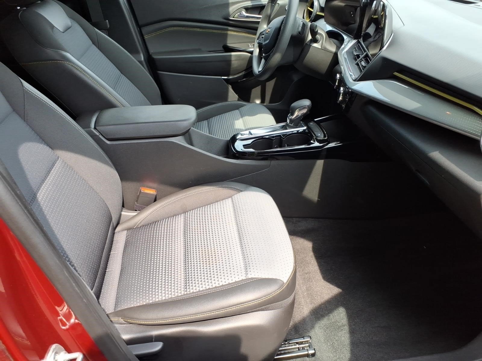 Used 2025 Chevrolet Trax LT FWD image 8