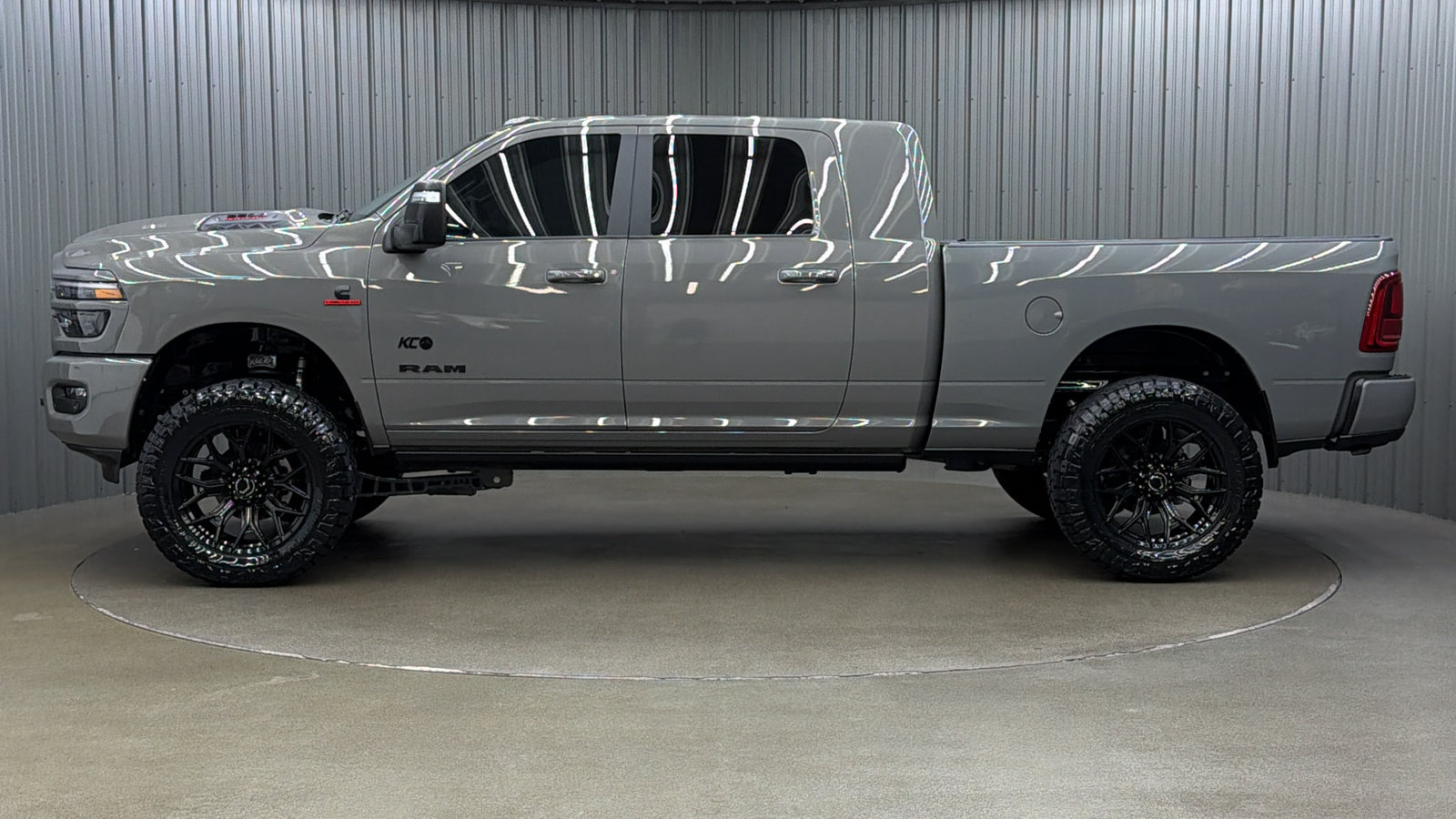 Used 2025 RAM 2500 Laramie AWD/4WD image 2