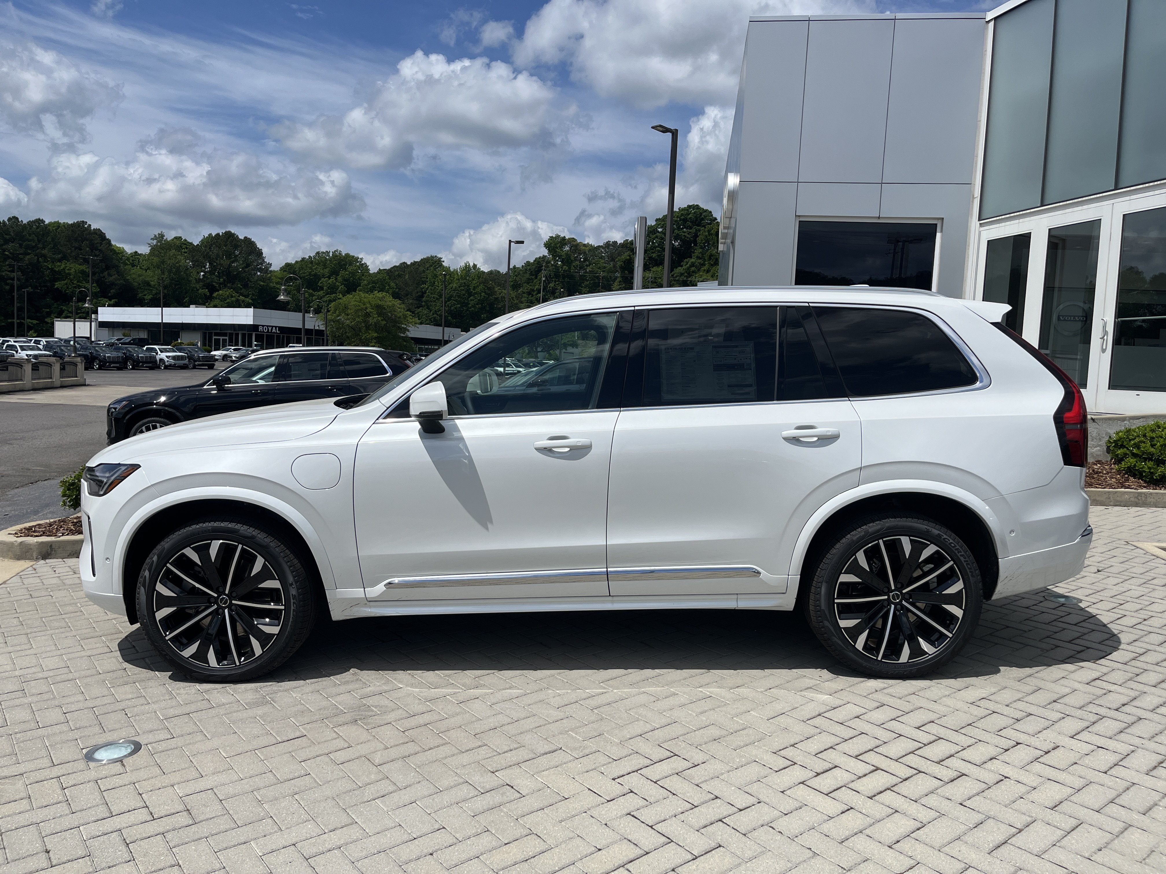 New 2026 Volvo XC90 T8 Ultra w/ Protection Package Premier AWD/4WD image 2