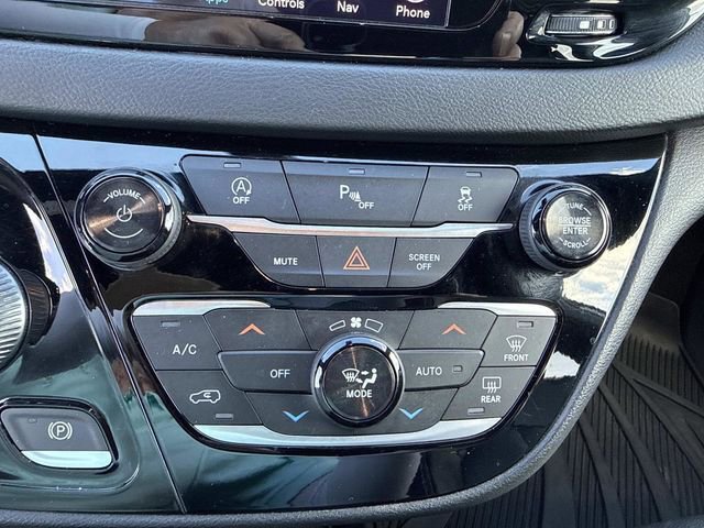 Used 2018 Chrysler Pacifica Touring-L Plus FWD image 32