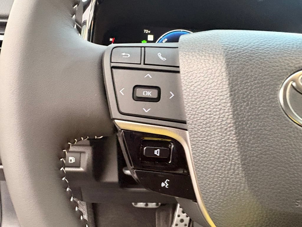 Used 2026 Toyota Camry Hybrid FWD image 17