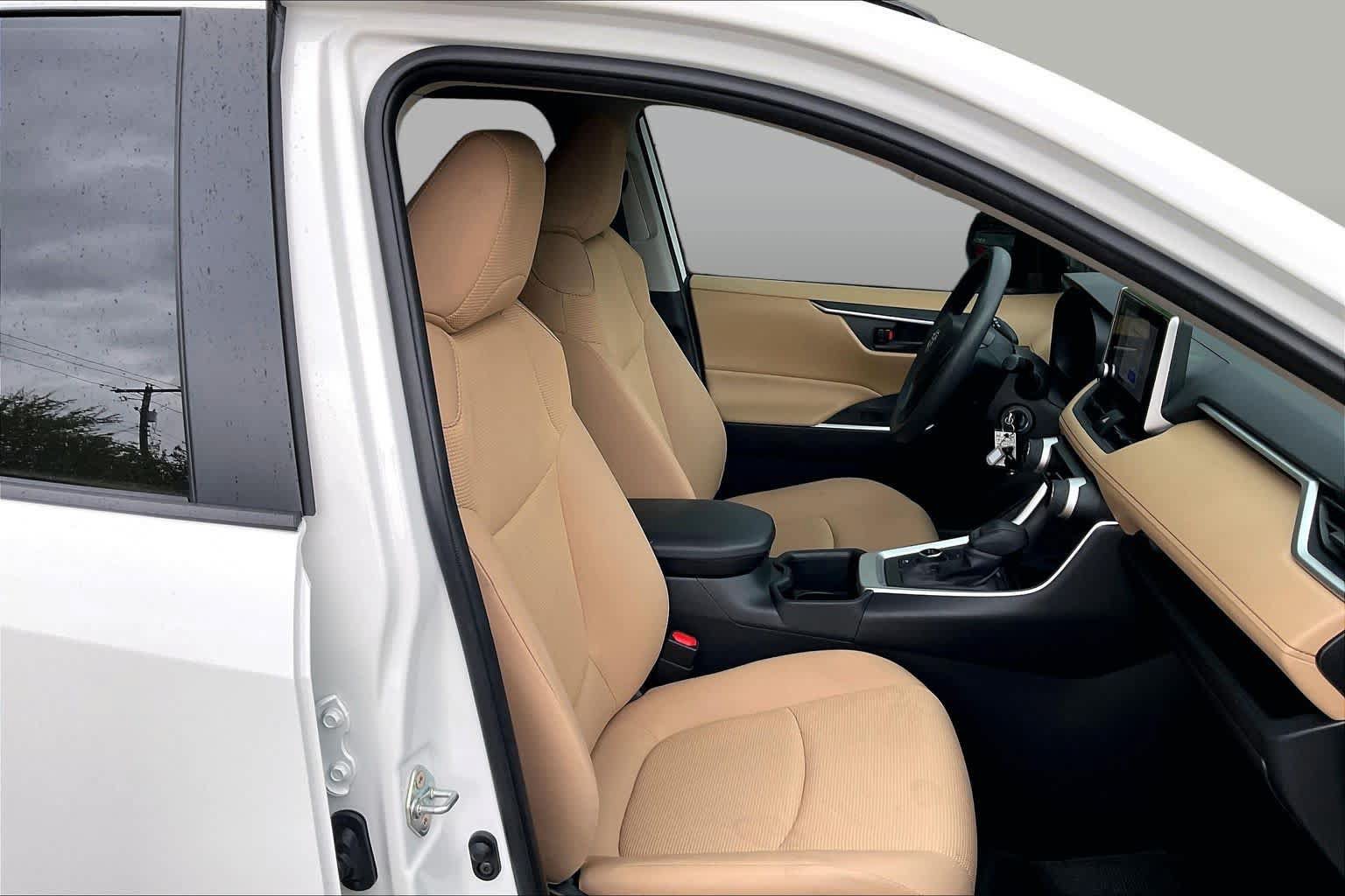 Used 2025 Toyota RAV4 LE AWD/4WD image 9