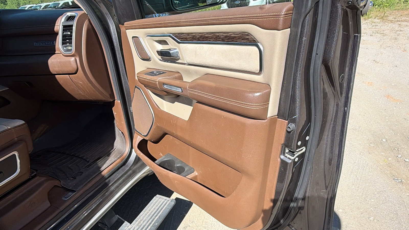 Used 2019 RAM 1500 Laramie AWD/4WD image 19