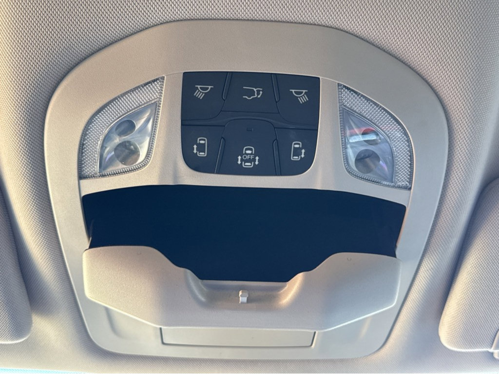 Used 2024 Chrysler Pacifica Touring-L image 32