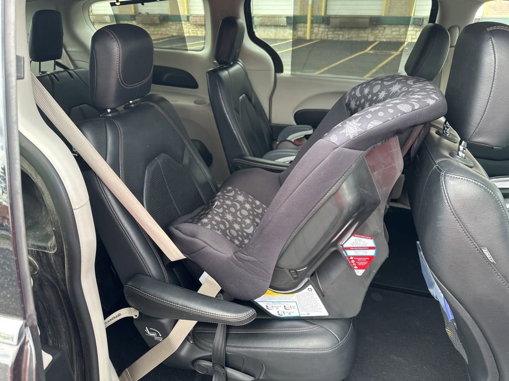 Used 2019 Chrysler Pacifica Touring-L FWD image 11