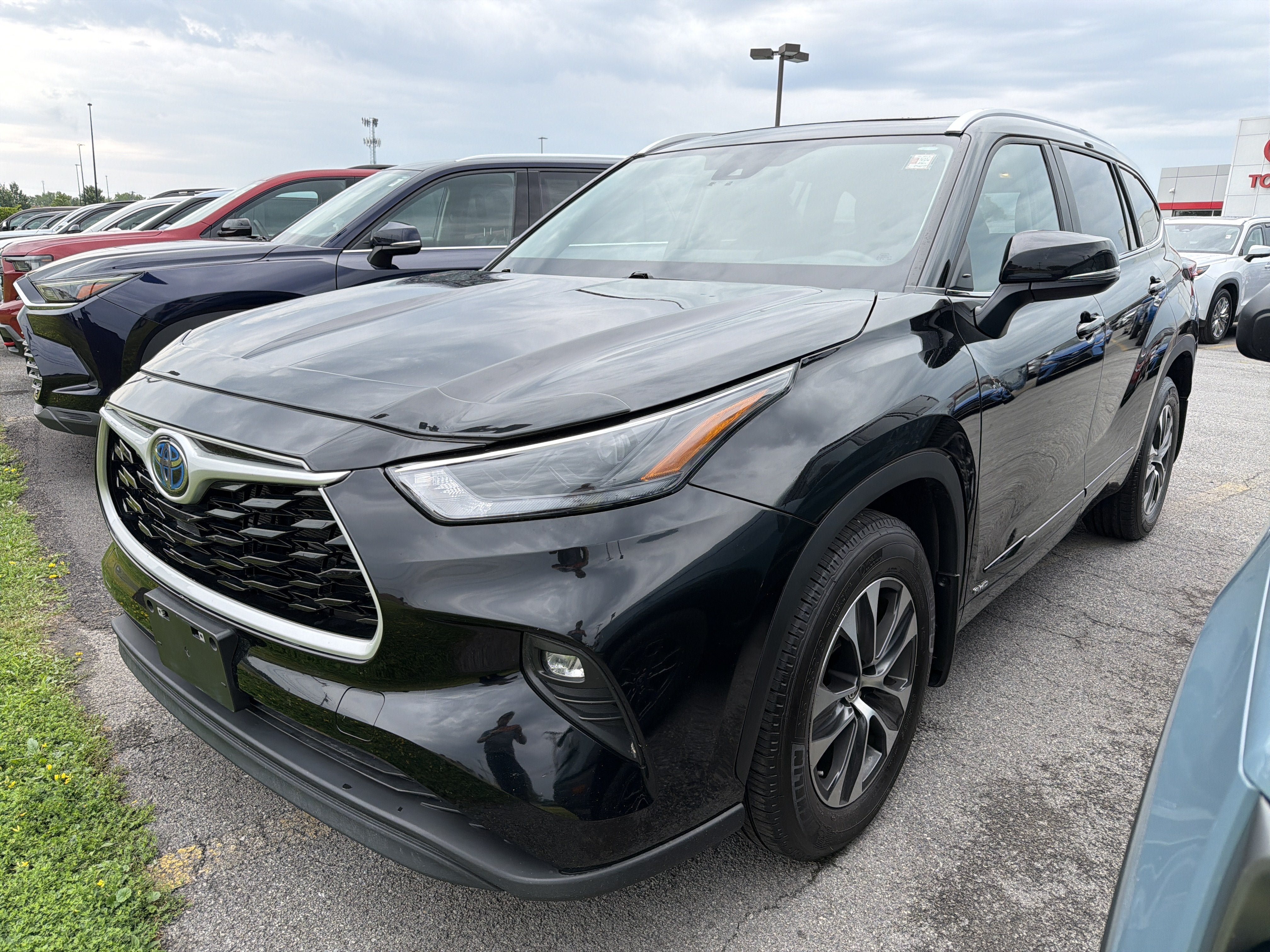 Used 2023 Toyota Highlander XLE AWD/4WD image 4