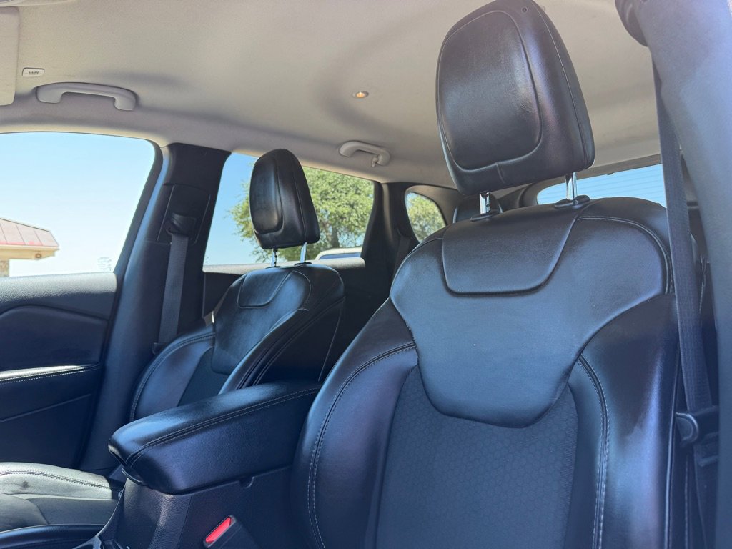 Used 2019 Jeep Cherokee Latitude Plus FWD image 14