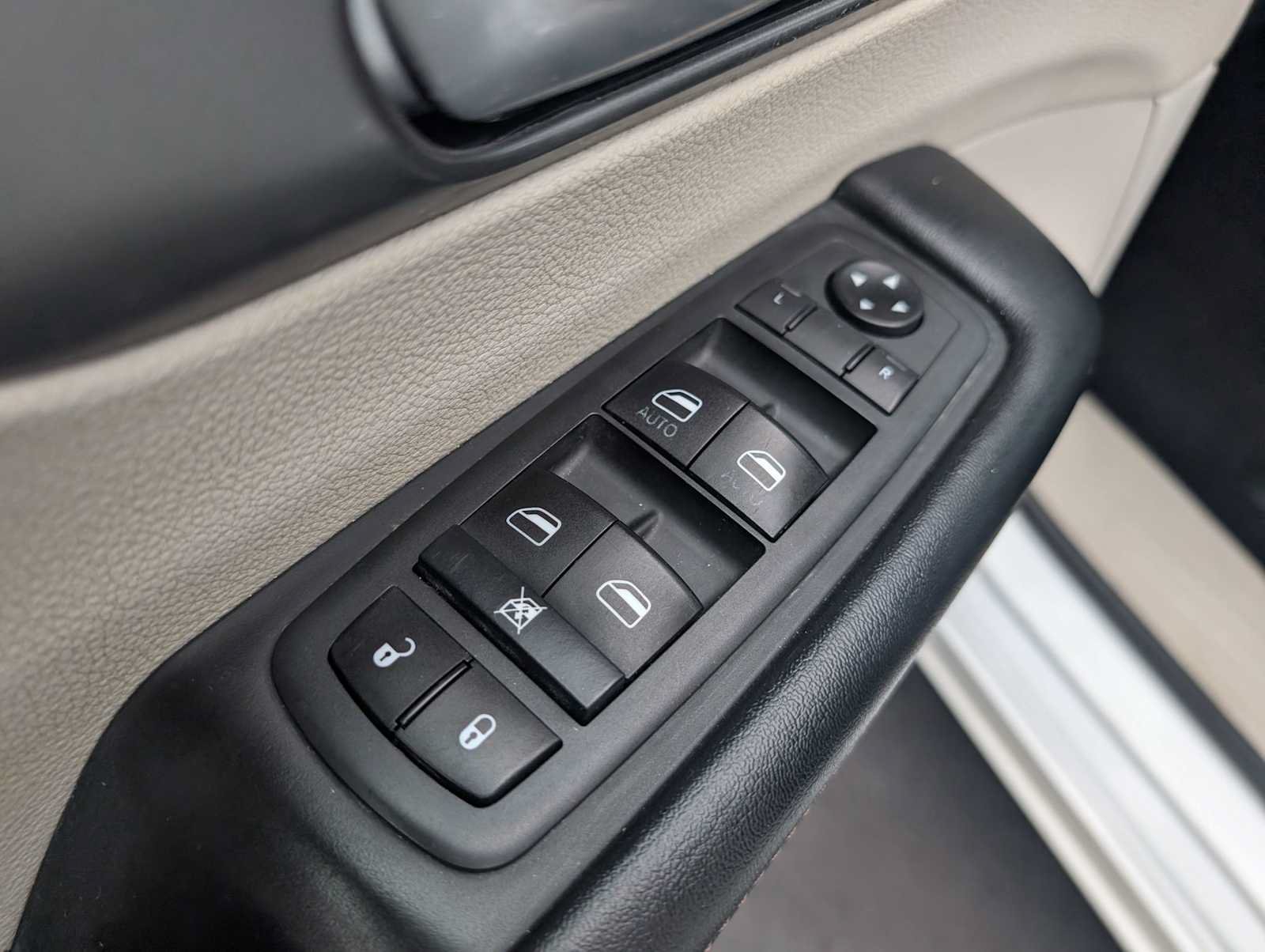 Used 2020 Chrysler Pacifica Touring-L w/ Tire & Wheel Group FWD image 8
