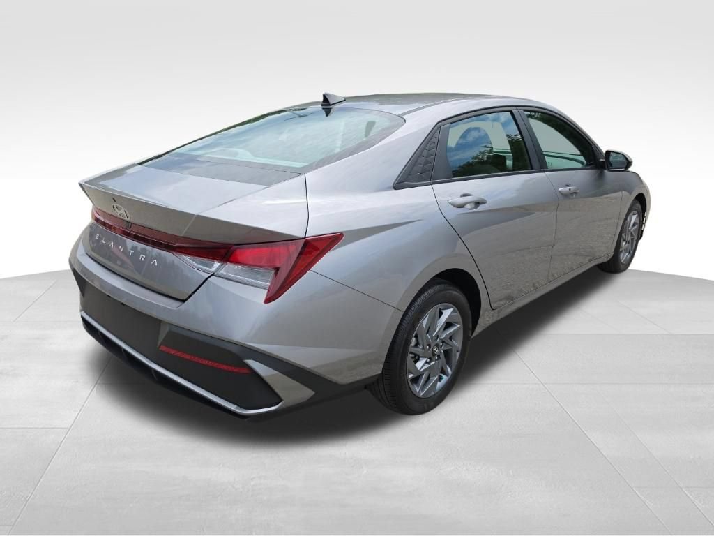Used 2024 Hyundai Elantra SEL FWD image 5