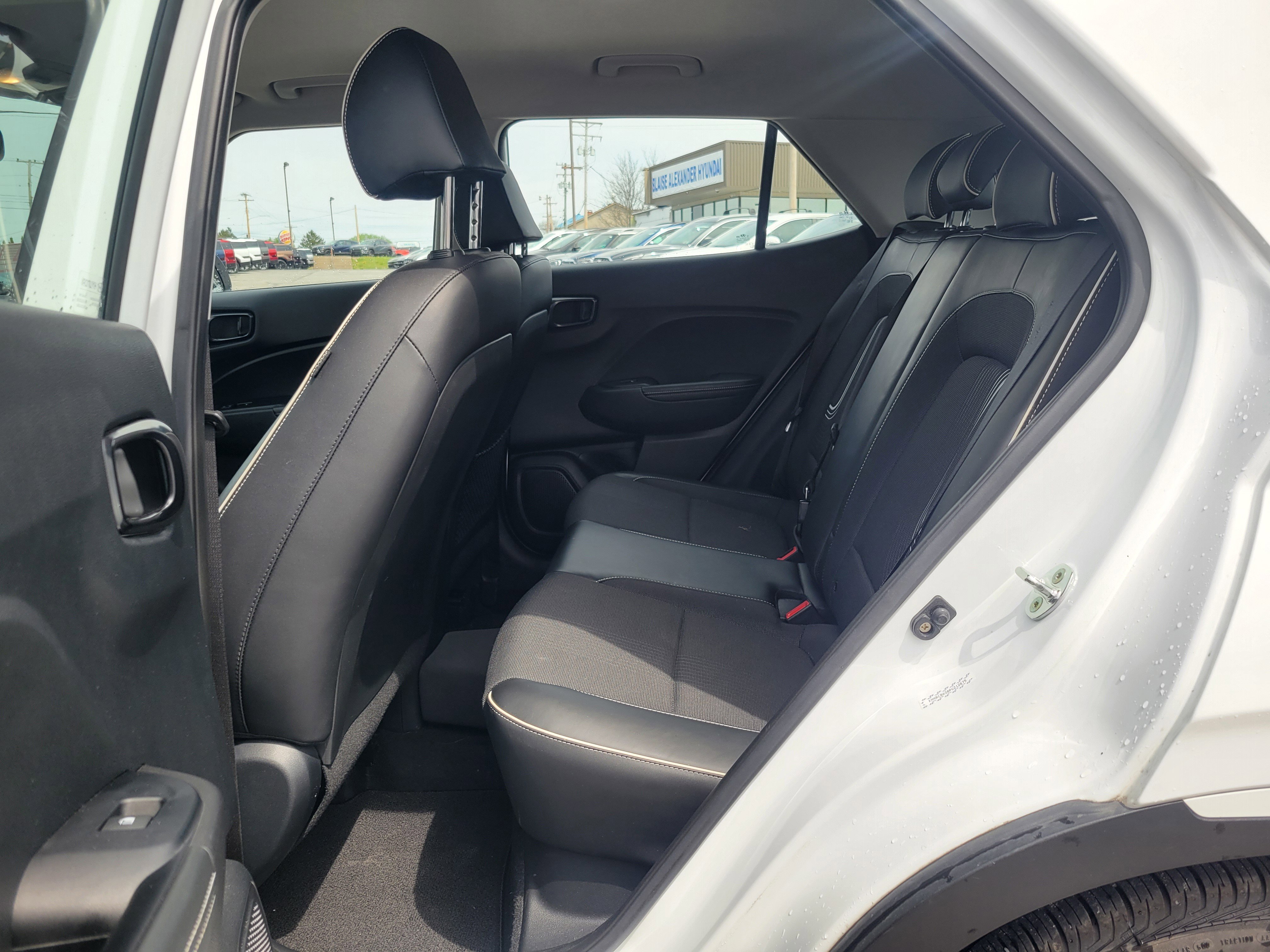 Used 2023 Hyundai Venue Limited image 9