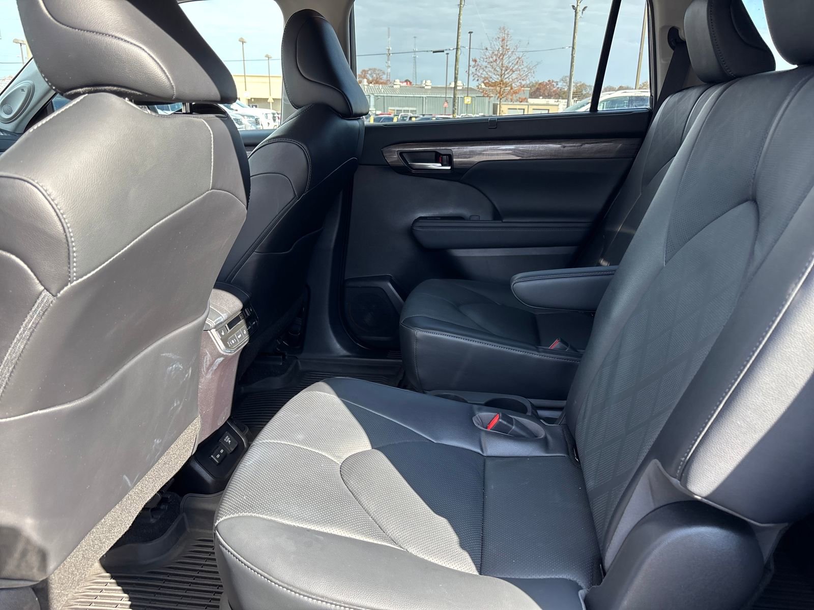 Used 2023 Toyota Highlander Platinum image 12