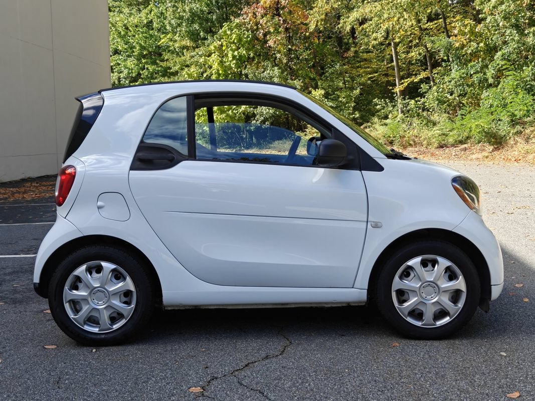 Used 2017 smart fortwo pure RWD image 2