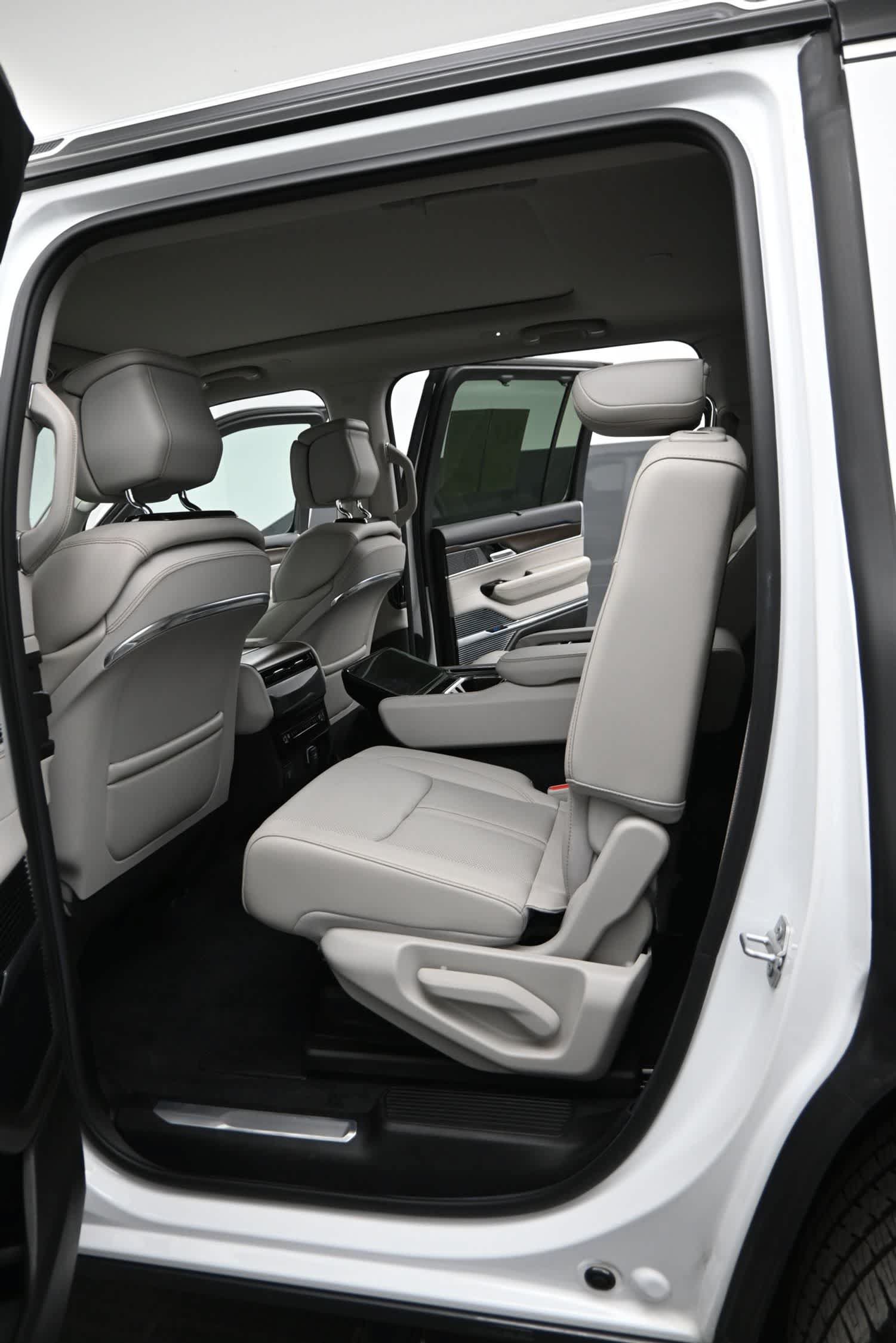 Used 2022 Jeep Grand Wagoneer Series I AWD/4WD image 15