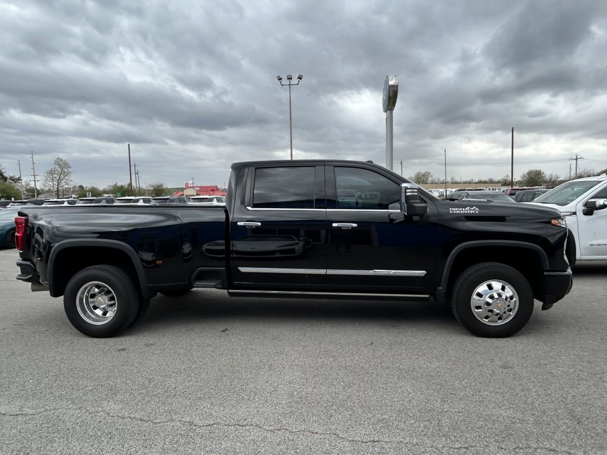 Used 2024 Chevrolet Silverado 3500 High Country w/ High Country Premium Package image 3