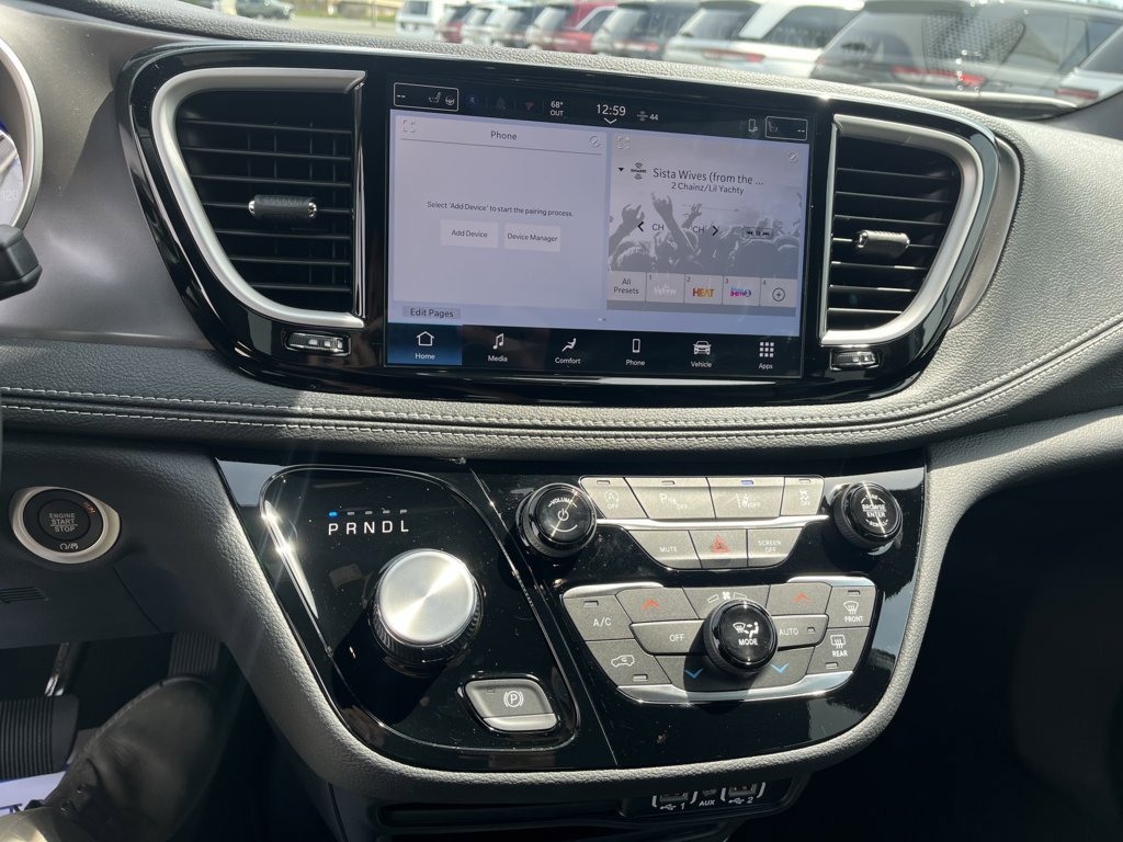 Used 2025 Chrysler Pacifica Select image 16