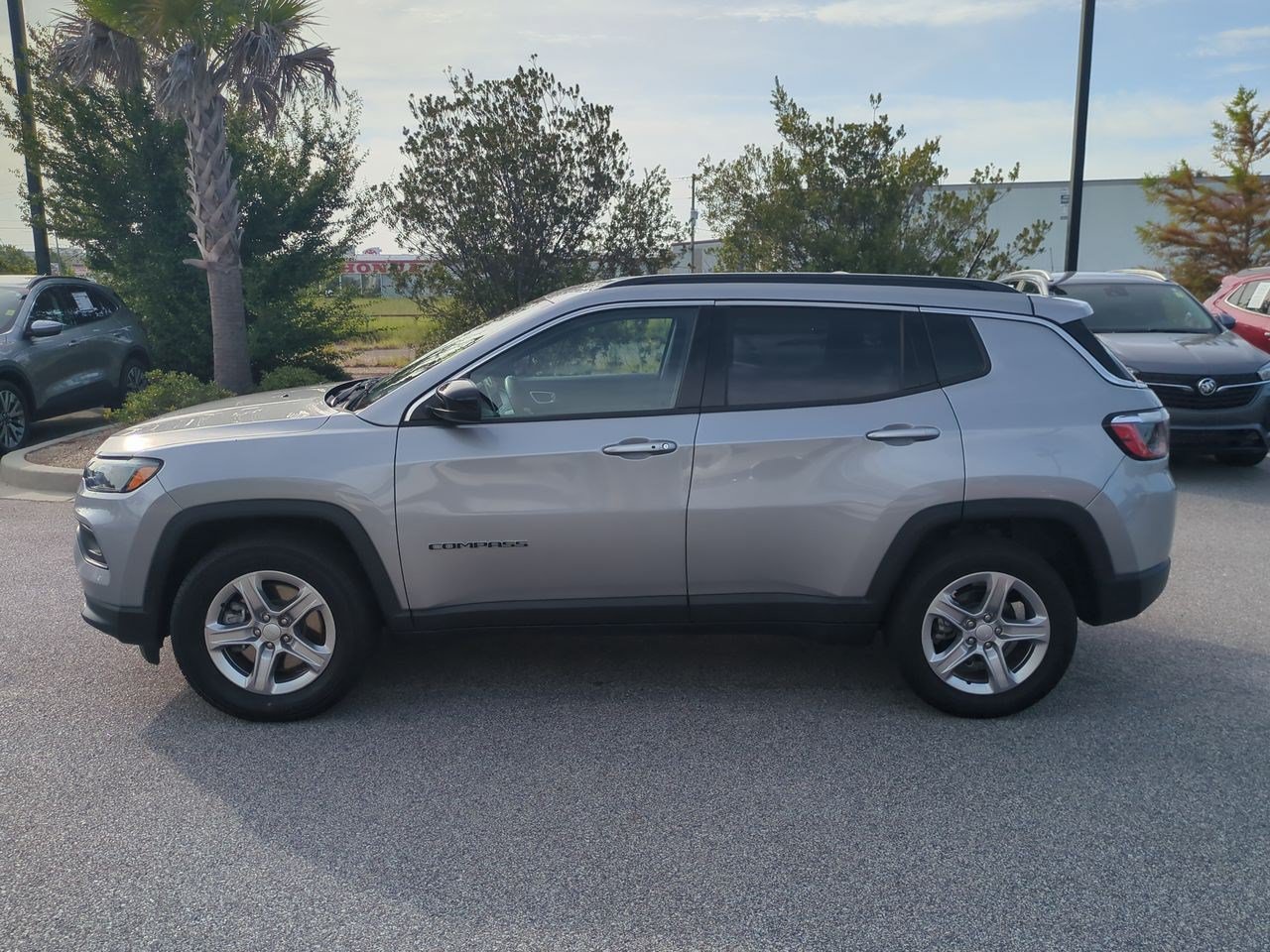 Used 2024 Jeep Compass Latitude AWD/4WD image 7