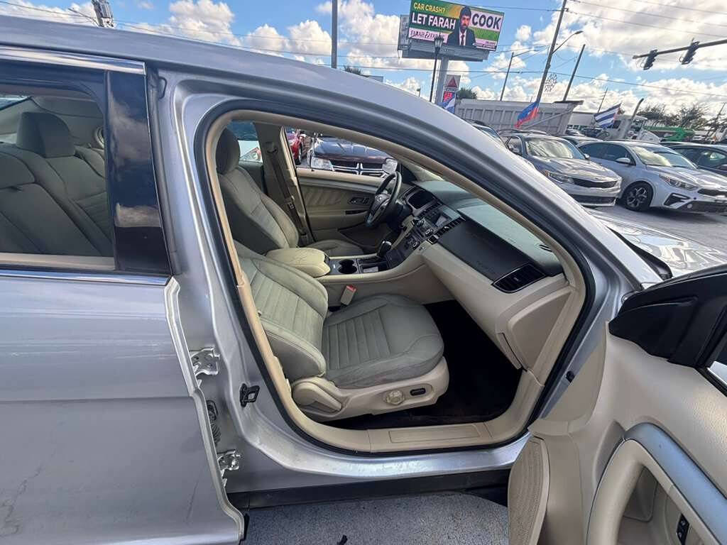 Used 2017 Ford Taurus SE FWD image 3