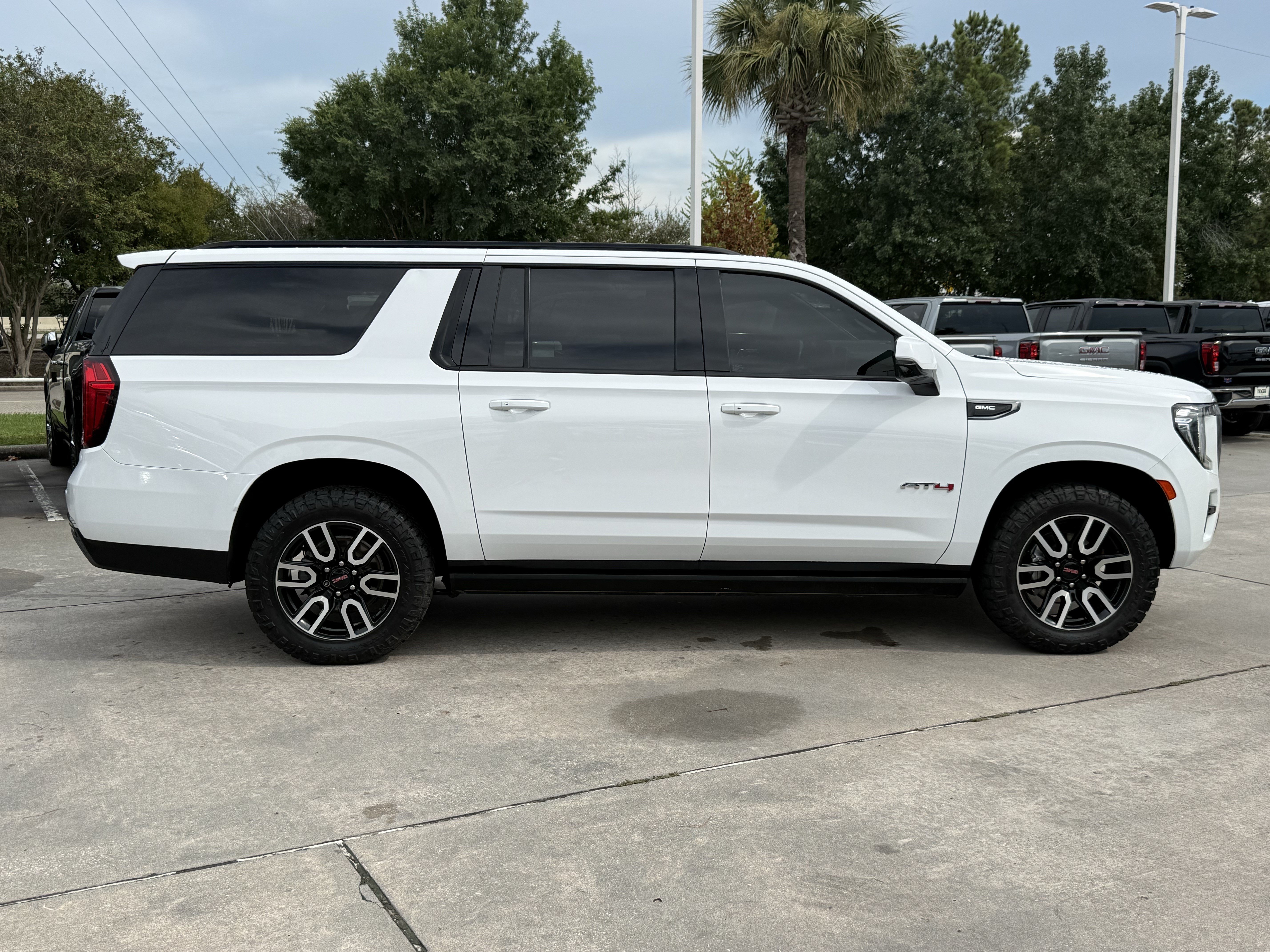Used 2023 GMC Yukon XL AT4 w/ AT4 Premium Package AWD/4WD image 3