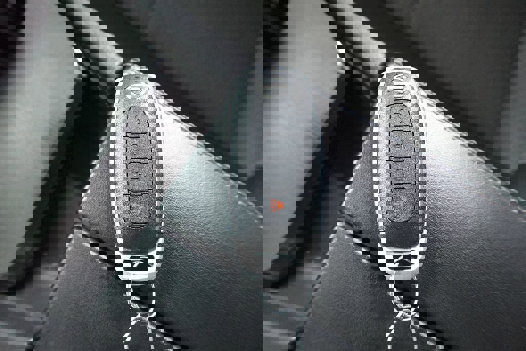 Used 2023 Nissan Rogue SV image 31