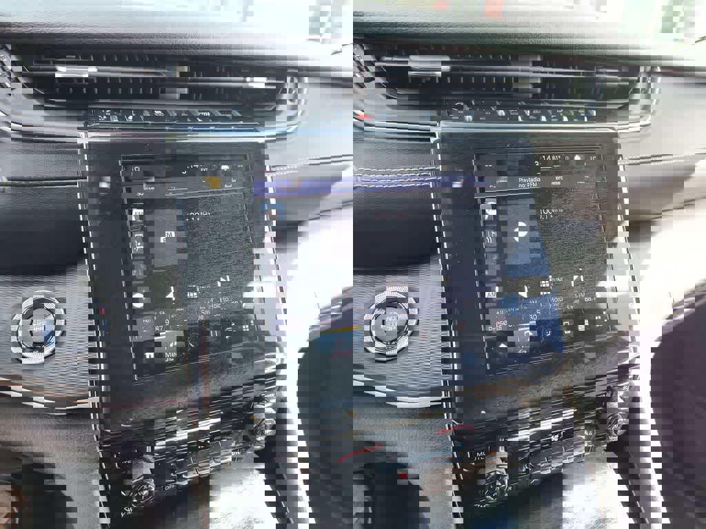 Used 2023 Jeep Grand Cherokee Laredo image 16