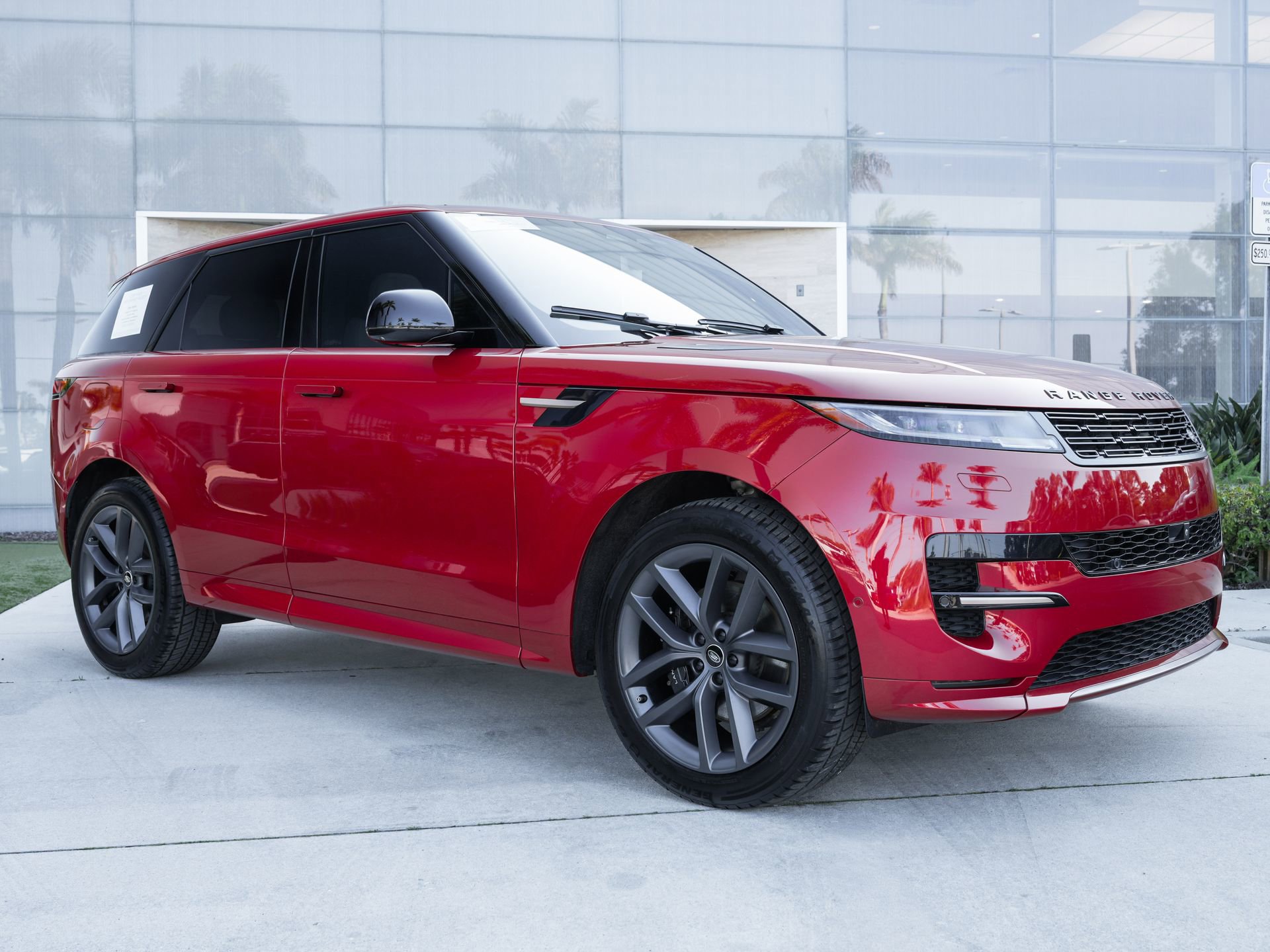 Used 2023 Land Rover Range Rover Sport SE Dynamic AWD/4WD image 4