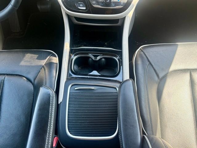 Used 2023 Chrysler Pacifica Limited FWD image 24