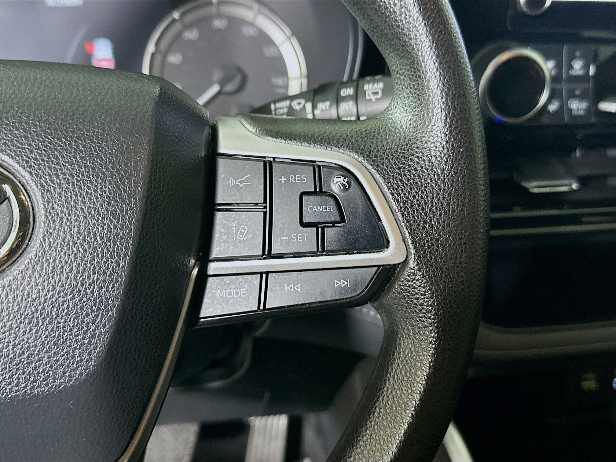 Used 2023 Toyota Highlander L image 17