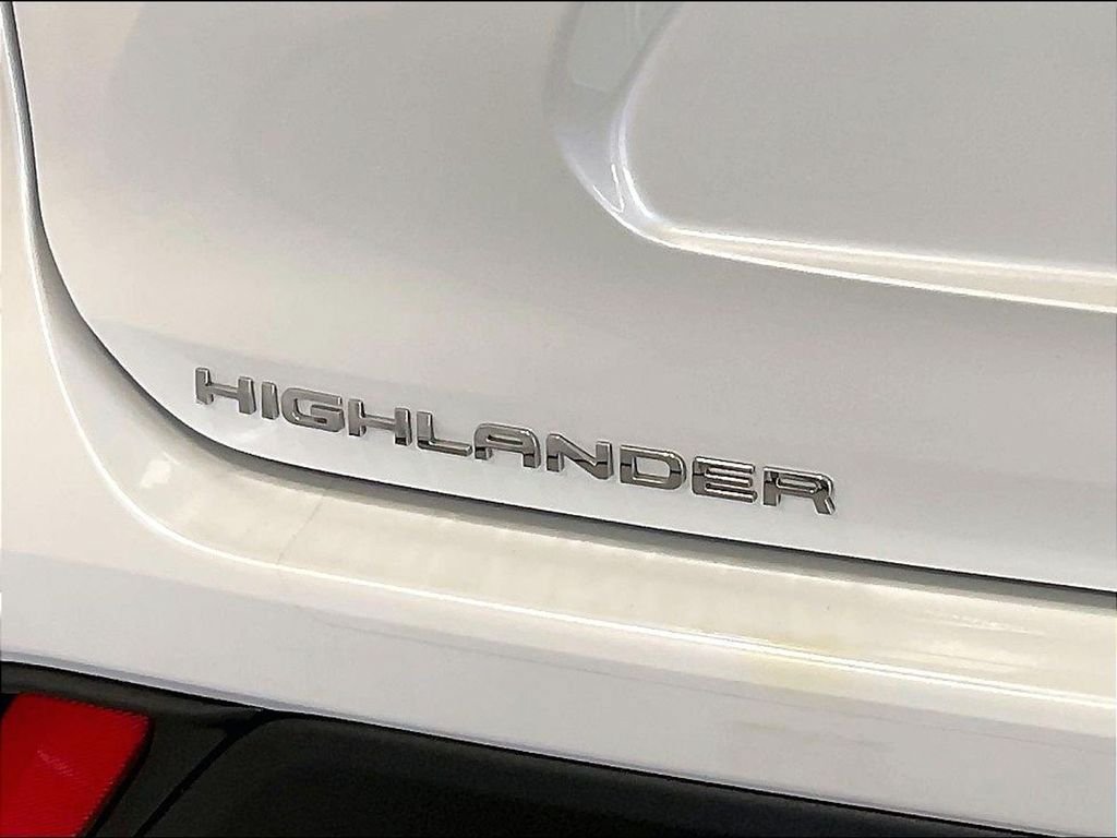 Used 2023 Toyota Highlander XLE AWD/4WD image 29