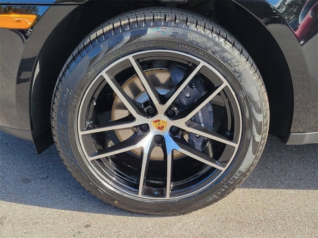 Certified 2025 Porsche Macan image 7
